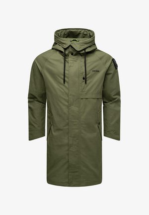 Giacca parka verde con cappuccio regolabile, zip frontale, grande tasca sul petto e due tasche laterali. Presenta un tessuto resistente e dettagli di cucitura.