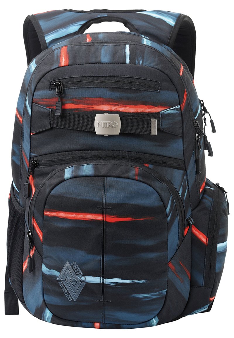 SchWarzer Rucksack mit bunten abstrakten Streifen in Rot und Blau, ausgestattet mit mehreren Reißverschlusstaschen, gepolsterten Riemen und einem Tragegriff.