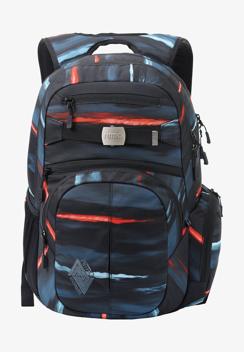 Zaino nero con strisce astratte colorate in rosso e blu, dotato di diversi scomparti con zip, spallacci imbottiti e una maniglia superiore.
