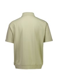 Koszulka polo z krótkim rękawem w jasnym zielonym kolorze, wykonana z miękkiej bawełny, z prążkowanym kołnierzykiem i prostym dołem z bocznymi rozcięciami.