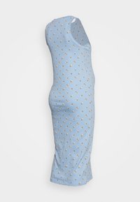 Vestido de tanque canelado azul claro com padrão floral com pequenas bolinhas laranja, brancas e pretas; forma ajustada, design sem mangas.