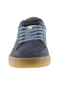 Sneaker in suede blu navy con dettagli azzurri, texture perforata, lacci piatti e suola in gomma. Etichetta del logo sulla linguetta.