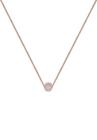 En halskæde i rosaguld med en delikat kæde og en central rund vedhæng prydet med små glitrende sten.