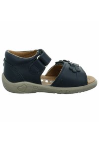 Sandalia de cuero azul marino con diseño abierto, correa ajustable, acentos florales y suela de goma con patrones en forma de corazones.