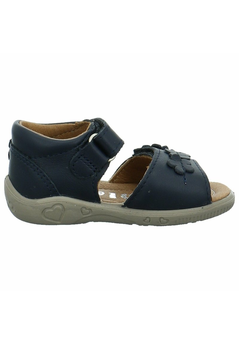 Sandalia de cuero azul marino con diseño abierto, correa ajustable, acentos florales y suela de goma con patrones en forma de corazones.