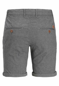 Shorts pour hommes en tissu gris texturé avec ourlets retroussés, passants de ceinture, deux poches arrière avec boutons marron et une petite étiquette de marque en cuir.