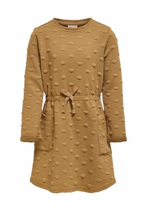Robe beige à manches longues avec pois texturés, poches avant et nœud à la taille, présentée sur un fond blanc uni.