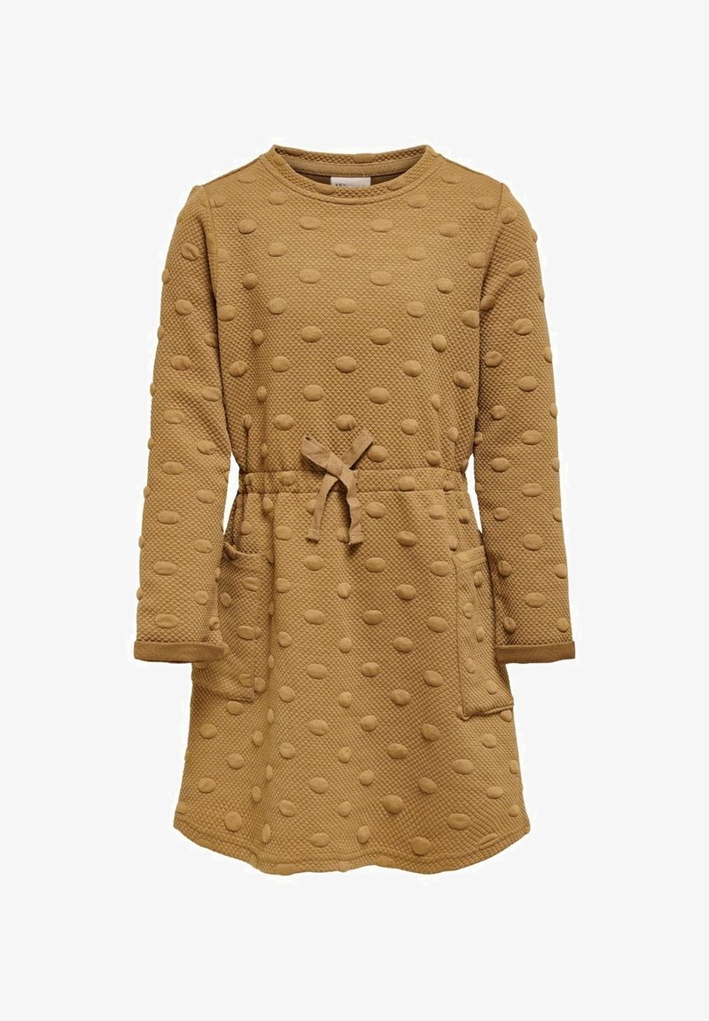 Robe beige à manches longues avec pois texturés, poches avant et nœud à la taille, présentée sur un fond blanc uni.