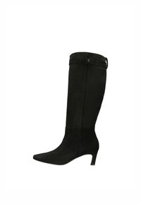 Czarne kozaki do kolan wykonane z zamszu o gładkim wykończeniu. Posiadają spiczasty nos, niski obcas oraz paski na górze.