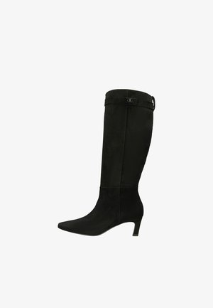 Czarne kozaki do kolan wykonane z zamszu o gładkim wykończeniu. Posiadają spiczasty nos, niski obcas oraz paski na górze.