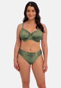 Groene gebloemde bikini set met onderwire bh en hooggenaaide slip. Kenmerkt zich door een gestructureerde stof en details in goudkleur.