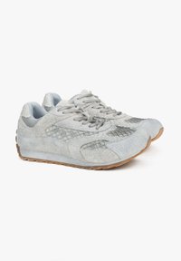 Lichtgrijze suède sneakers met mesh accenten, ronde neuzen en een gestructureerde rubberen zool. Voorzien van vetersluiting en opvallende stikseldetails.