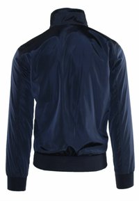 Giacca leggera blu navy con colletto alto, orlo e polsini a coste, texture liscia e senza motivi o accessori visibili.