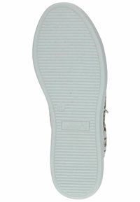 Suela de zapato de goma blanca con surcos texturizados y un logo rectangular. Presenta un borde suave y una forma contorneada para mayor comodidad.