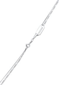 Bracciale in argento con due catene collegate, una con una texture fine e l'altra con un design intrecciato, evidenziando una targhetta rettangolare.