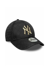 Zwarte gewatteerde baseballpet met een gestructureerde vorm, goud geborduurd logo en een gebogen rand. Heeft een maatlabel op de rand.