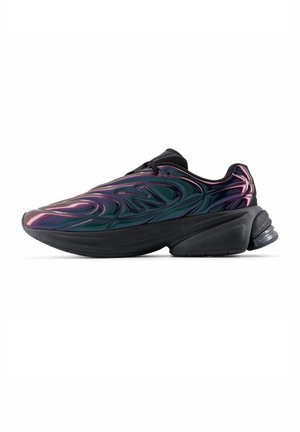 Elegant sort sneaker med blankt iriserende lilla-grønt overmateriale, hævede skulpturelle mønstre, tyk sort sål og hæl luft pude detalje.