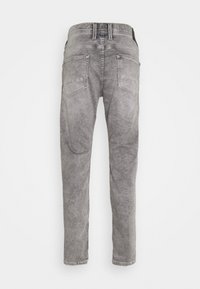 Jeans de mezclilla gris con una textura deslavada, que cuentan con dos bolsillos traseros y un diseño de pierna recta, mostrados desde la parte de atrás.