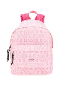 Rosa ryggsäck med ett upprepat "GUESS"-logomönster, två vadderade axelremmar och en framficka med dragkedja och svarta dragkedjehandtag.