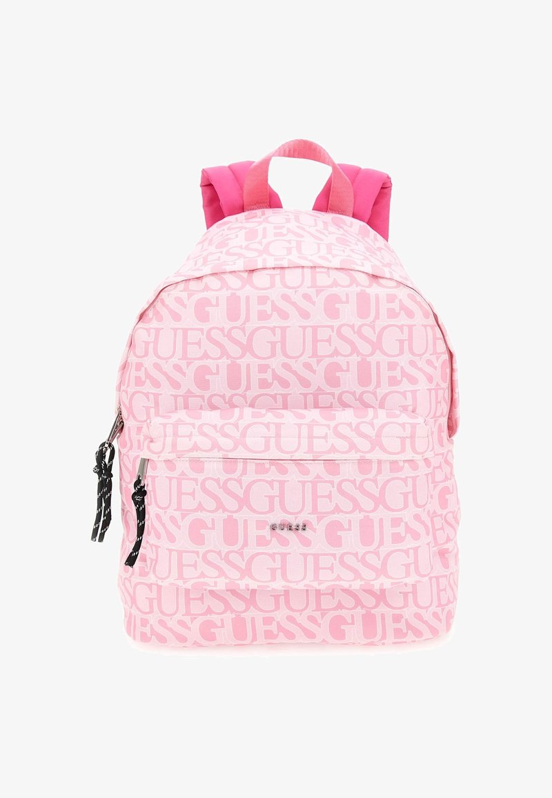 Rózsaszín hátizsák, amelyen a "GUESS" logó mintázata ismétlődik, két párnázott vállpánttal és egy elülső zipzáros zsebbel, fekete zipzár húzókkal.