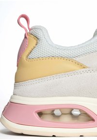 Sneaker mit einer Mischung aus grauem Wildleder und gelbem Leder, ausgestattet mit einem pinken Akzent und einem transparenten Luftdämpfungselement in der Sohle.