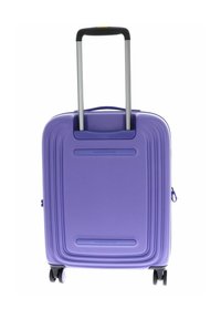 Valise rigide violette avec design strié, poignée rétractable argentée et deux roues noires. Comprend une poignée de transport supérieure et une fermeture à glissière.