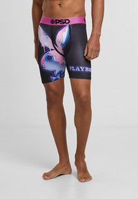 Fekete boxer alsónadrág rózsaszín derékkal, színes Playboy nyuszi grafikával és "PLAYBOY" felirattal. Rugalmas anyagból készült, a kényelem érdekében.