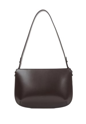 Ciemnobrązowa skórzana torba na ramię z pojedynczym długim paskiem i minimalistycznym designem, lekko zaokrąglonymi dolnymi krawędziami oraz subtelnym tłoczeniem logo marki.