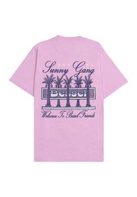 Camiseta de algodón rosa con un gran estampado gráfico en azul marino que presenta palmeras, el texto "Sunny Gang" y "Welcome To Bessel Friends" debajo.