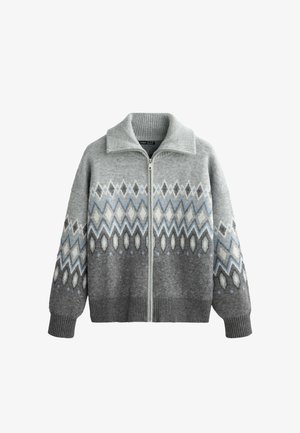 Sivý sveter z pleteného materiálu so zapínaním na zips, vysokým golierom a geometrickými vzormi v odtieňoch sivej a modrej.