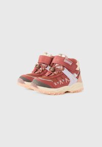 Chaussures d'extérieur avec un schéma de couleurs bordeaux et crème, dotées de panneaux en maille, d'une sangle en velcro et de semelles en caoutchouc avec une texture antidérapante.