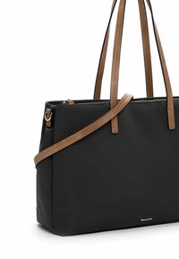 Borsa tote nera con manici in pelle marrone e una tracolla staccabile. Superficie strutturata con chiusura a zip e un piccolo logo sul davanti.