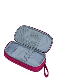 Custodia rosa con zip, dotata di una tasca in rete e cinturini elastici all'interno. Fodera grigio chiaro, forma rettangolare e superficie strutturata.