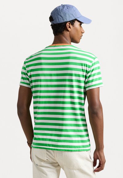 Tricou cu mânecă scurtă, cu dungi verzi și albe, de tip crew neckline. Material confortabil, cu un accent orizontal solid verde/gălbui la spate.