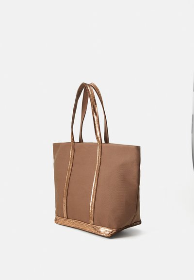 Sac fourre-tout en tissu marron avec des accents métalliques rose doré, doté de deux anses solides et d'un design simple et discret.