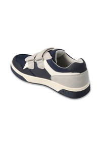 Granatowe i jasnoszare buty sportowe z teksturowanej tkaniny, z dwoma rzepami i gumową podeszwą, widok w profilu z tyłu.