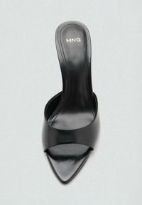 Zwarte sandaal met hoge hak en een spits toelopende neus, gemaakt van glad leer. Heeft een brede band over de voet en een naaldhakkenhak.