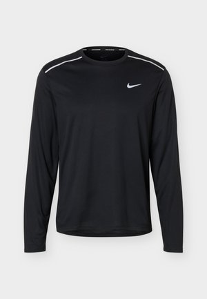 Maglia da corsa nera a maniche lunghe Nike con logo swoosh bianco sul petto e piping bianco lungo le cuciture delle spalle, mostrata su sfondo uniforme.