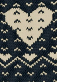Dziewińska tkanina w granatowym tle z kontrastowymi kremowymi wzorami serc i zygzaków, tworzącymi teksturowany, przytulny wygląd.