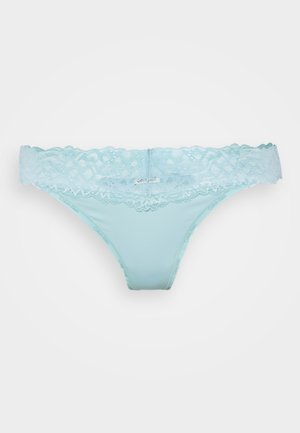 Lichtblauwe string met kantafwerking bij de tailleband, vervaardigd van een zachte, gladde stof en voorzien van een klein logo-label dat aan de achterkant is geplaatst.
