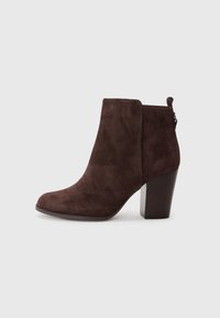 Stivale alla caviglia in suede marrone con punta arrotondata, cerniera laterale e tacco in legno spesso. Texture liscia senza modelli visibili.