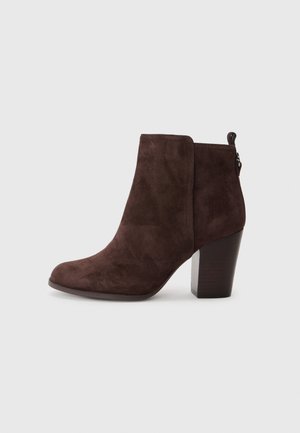 Stivale alla caviglia in suede marrone con punta arrotondata, cerniera laterale e tacco in legno spesso. Texture liscia senza modelli visibili.