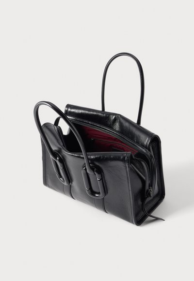Sac à main en cuir noir avec deux poignées, un compartiment principal zippé partiellement ouvert, révélant une doublure intérieure rouge foncé.