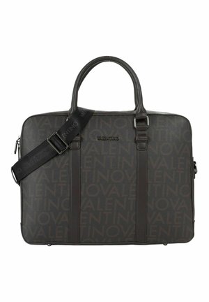 Dunkelbraune Valentino Aktentasche mit wiederholtem Logo-Muster, zwei Griffen und verstellbarem Schulterriemen mit Valentino-Branding.