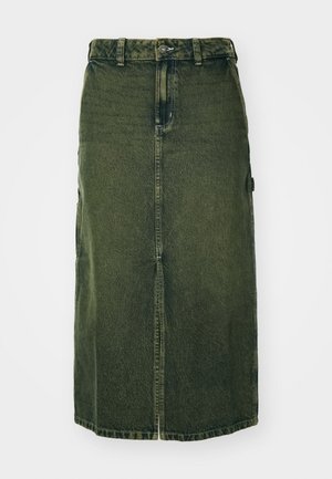 Zelena denim krila s srednjim krojem, sprednjim razporkom, gumbnim zapiranjem in zankami za pas. Njena tekstura je rahlo zbledela, z stranskimi žepi.