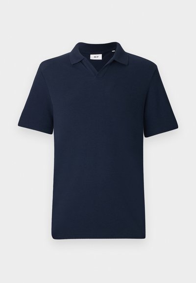 Polo de manga corta azul marino con cuello plano, confeccionado en suave algodón; presenta un diseño de cuello en V y un corte holgado.