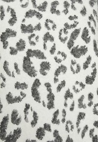 Leopardenmusterstoff in Grau auf weißem Hintergrund, mit weicher Textur und unterschiedlichen Fleckenformen und -größen.