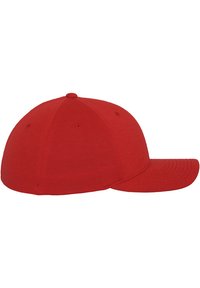 Piros, testhezálló baseball sapka lekerekített tetejével, sima szövet textúrájával és ívelt csúccsal. Varrott részletek az oldalon és hátul.