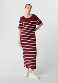 Burgunder gestre dresses mit kurzen Ärmeln, featuring horizontale weiße Streifen und seitliche Schlitze, kombiniert mit weißen Turnschuhen.