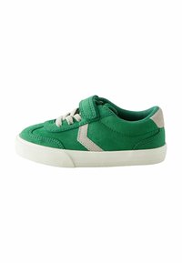 Zielone zamszowe sneakersy z beżowymi akcentami, teksturowana tkanina, zaokrąglony czubek i beżowa gumowa podeszwa. Posiadają sznurowadła oraz rzep.